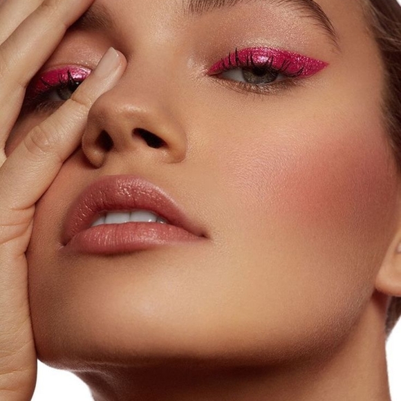 Romantic Beauty Fuchsia Eyeliner. - Picture 3 of 4